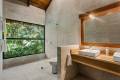 sacha_lodge_standard_room_bathroom.jpg